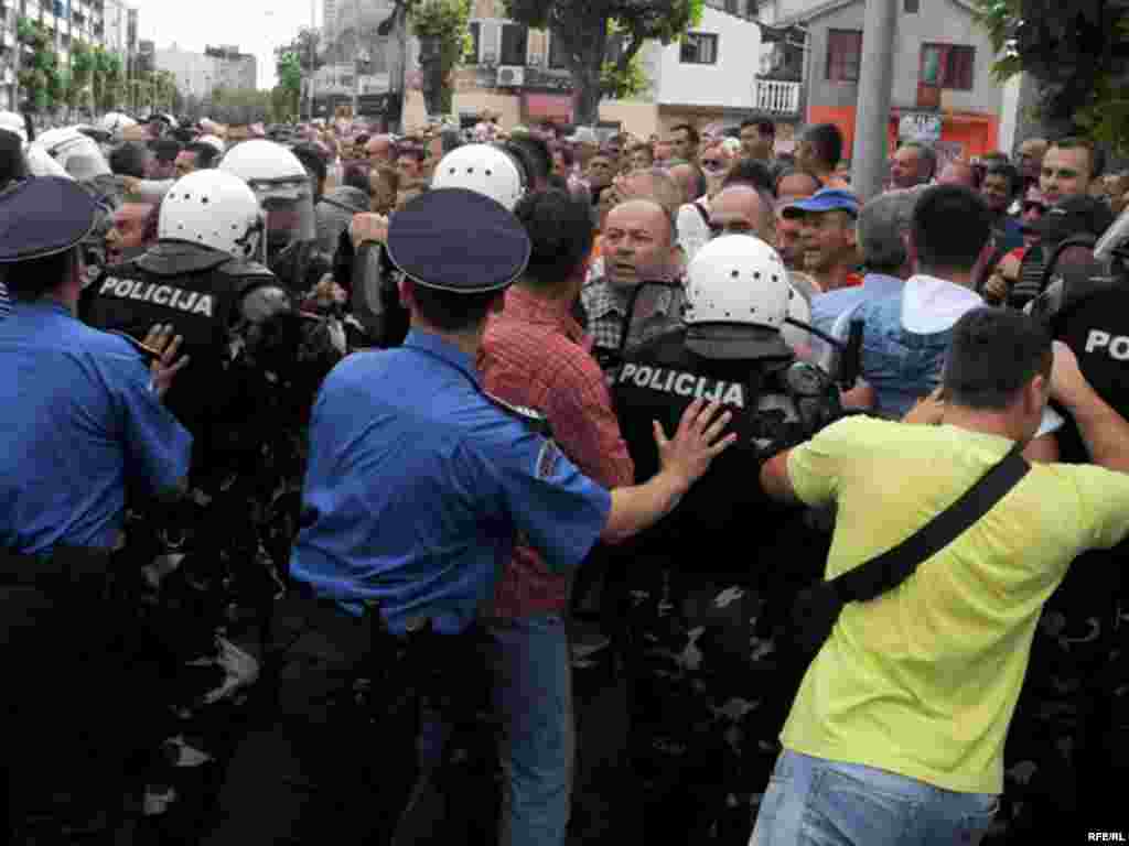 Crna Gora - Podgorica - Radnici crnogorskog Aluminijskog kombinata su se suočili sa policijom u glavnom gradu. 