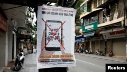 Уличный плакат с призывом не распространять дезинформацию о коронавирусе. Вьетнам, Ханой, 20 апреля 2020 года