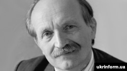 За офіційною версією, В’ячеслав Чорновіл загинув внаслідок ДТП, коли 25 березня 1999 року його автомобіль врізався в «КамАЗ» із причепом