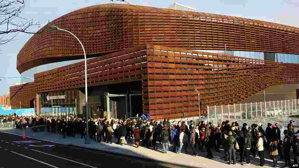 SAD - Javni saobraćaj počinje sa reduciranim radom, tisuće ljudi čekalo je u redu da uđu u gradske autobuse, New York, 1. novembar 2012. Foto: AFP / Spencer Platt