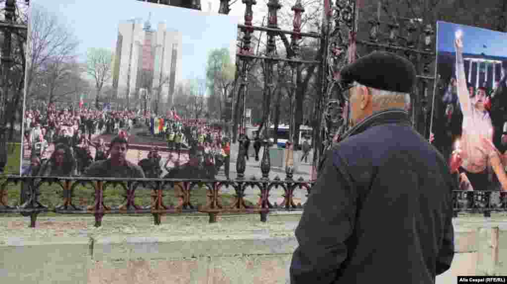 Expoziție de fotografii luate timpul evenimentelor din aprilie 2009 organizată &icirc;n grădina publică din Chișinău de organizația de tineret a PL, 7 aprilie 2013.