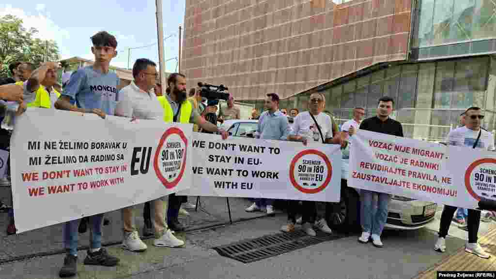 Šengenska pravila dozvoljavaju putnicima maksimalno 90 dana boravka u bilo kom periodu od 180 dana na celom području šengenske zone.Učesnici protesta okupljeni ispred Delegacije EU u Sarajevu.
