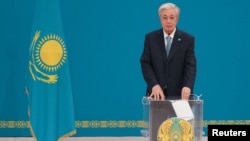 Ղազախստան - Նախագահ Կասիմ-Ժոմարտ Տոկաևը քվեարկում է խորհրդարանական ընտրություններում, Աստանա, 23-ը օգոստոսի, 2026թ. 