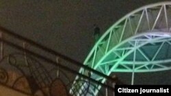 Потенциальный самоубийца на мосту «Кероглу». Архивно-иллюстративное фото, 2014. 