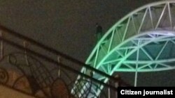 Самоубийца на мосту около метростанции «Кероглу» накануне прыжка. Любительское фото 