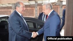 Նախագահ Արմեն Սարգսյանը շնորհավորում է դեսպան Սերգեյ Կոպիրկինին Ռուսաստանի օրվա կապակցությամբ, Երևան, 12-ը հունվարի, 2018թ․