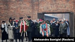 Të mbijetuarit e Holokasutit nisen drejt kampit Aushvic.