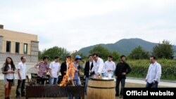 პრეზიდენტმა მიხეილ სააკაშვილმა ეროვნულ გამოცდებზე საუკეთესო მაჩვენებლის მქონე ათ სტუნდეტს საკუთარ ვენახში უმასპინძლა.