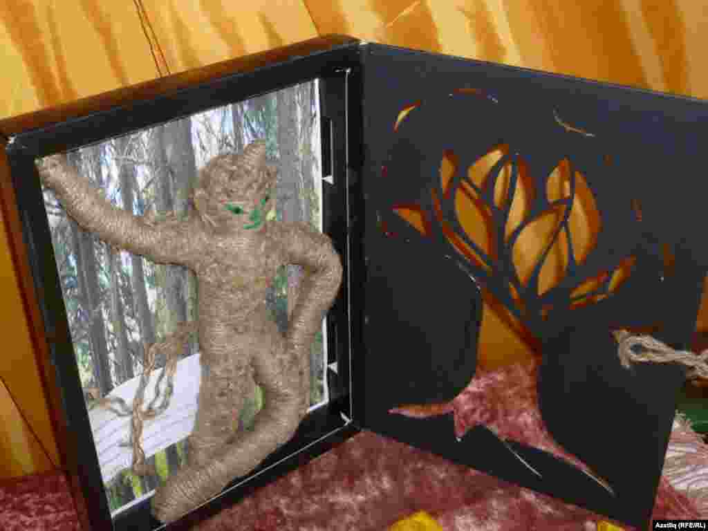 Сүстән эшләнгән, конфет тартмасына куелган шүрәле