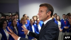 Președintele Macron (în imagine la un eveniment cu studenții, la Lyon, pe 10 septembrie), a dizolvat parlamentul după alegerile europarlamentare din iunie, soldate în mod previzibil cu victoria dreptei anti-imigraționiste.