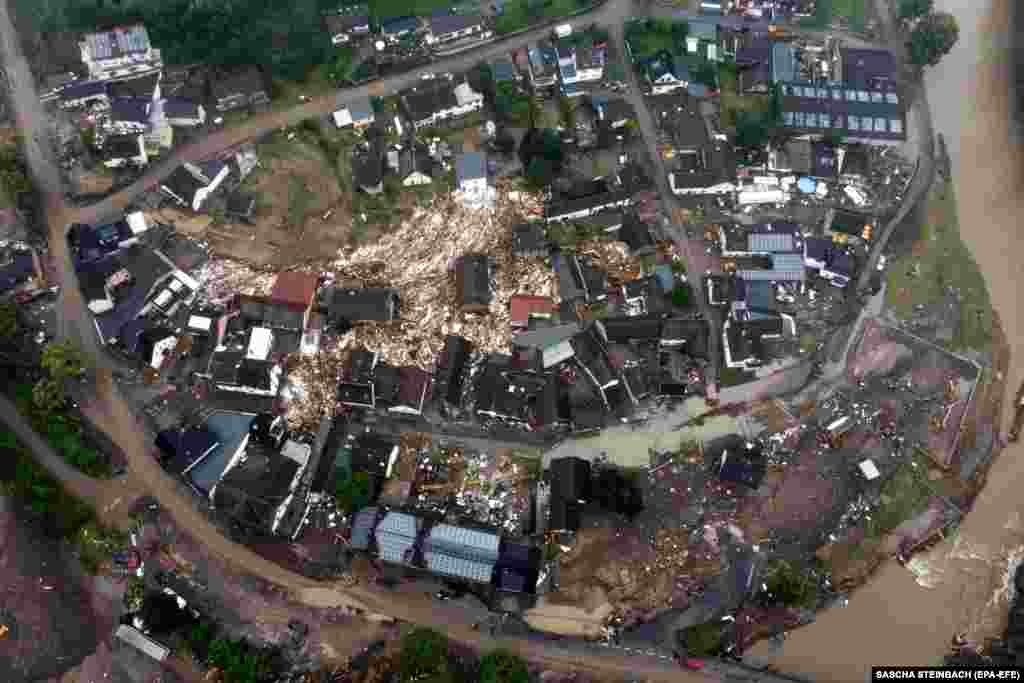 Аерофотознімок, зроблений за допомогою безпілотника, показує зруйноване село Шульд в районі Арвайлер після розливу річки Ар