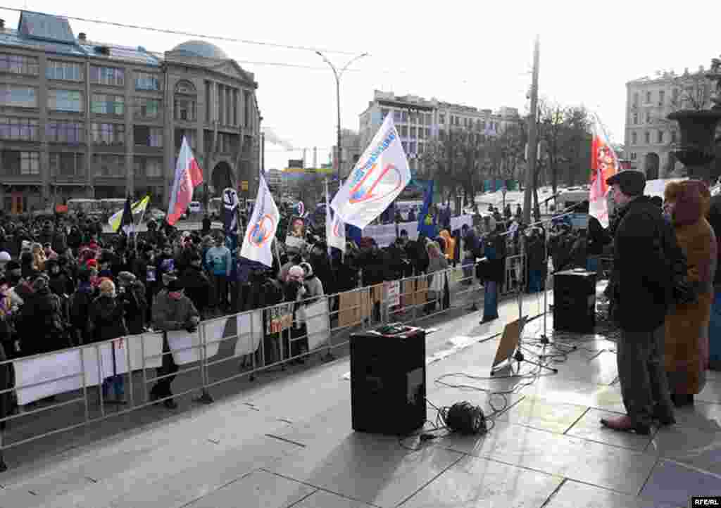 На митинг пришло около 200 человек
