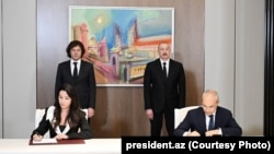 ირაკლი კობახიძე და ილჰამ ალიევი ესწრებიან მარიამ ქვრივიშვილისა და რაშად ნაბიევის მიერ ორმხრივ შეთანხმებებზე ხელმოწერას.