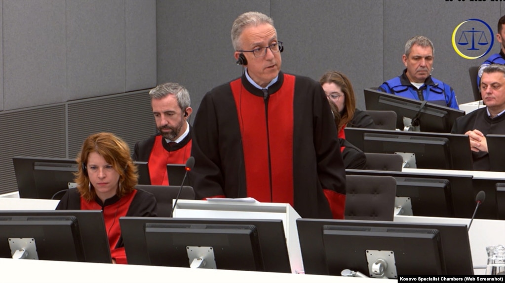 Avokati i Thaçit, Lluka Mishetiq, duke pyetur ish-zyrtarin amerikan, James Rubin. Hagë, 15 shtator 2025.