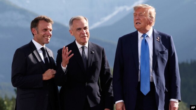 Fransa prezidenti Emmanuel Makron, Kanadanın baş naziri Mark Karni və ABŞ prezidenti Donald Tramp G7 sammitində