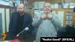 Абдумалик Абдуллоҷонов ва вакили дифоъ Андрей Федур дар додгоҳ. 7 феврали соли 2013, Украина