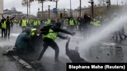 Demonstranti u sukobu s policijom kod Trijumfalne kapije u Parizu