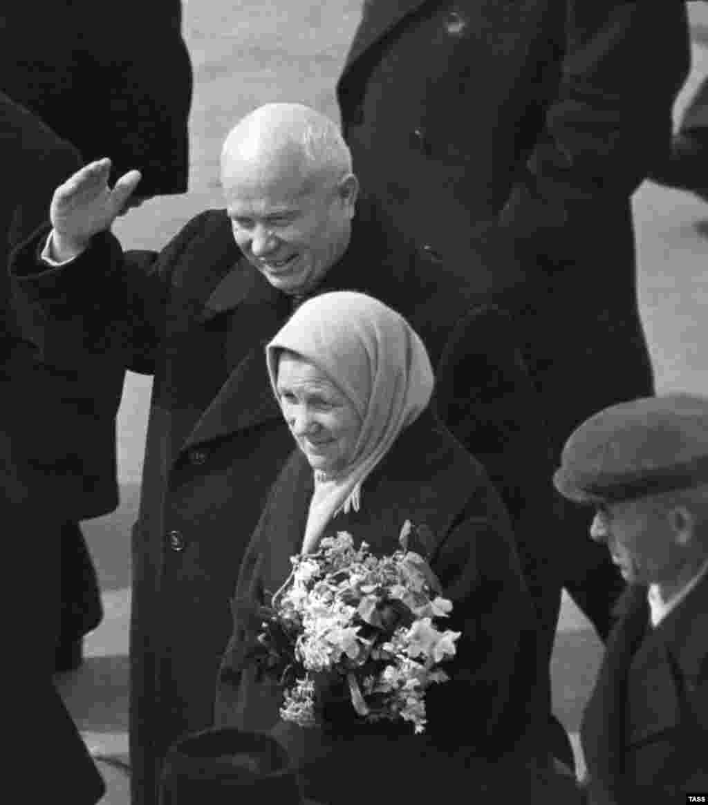 Soviet leader Nikita Khrushchev joins Gagarin&#39;s parents, Anna and Aleksei, at Moscow&#39;s Vnukovo Airport on April 14, 1961, after his safe return from his historic space flight.&nbsp;&nbsp;