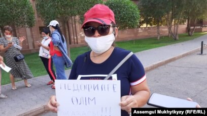 Ақ трусиктер мен шұлықтарда