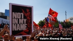 Natpis "Ne u moje  ime" na protestu podrške bivšim liderima OVK u Prištini 18. septembra 2026.