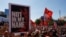 Natpis "Ne u moje  ime" na protestu podrške bivšim liderima OVK u Prištini 18. septembra 2026.