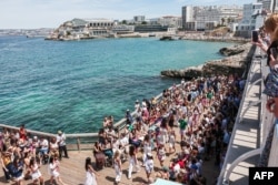 De obicei, mai reticente să introducă restricții dure rușilor sunt țările vest-europene îndrăgite cel mai tare turiștii ruși: Franța, Spania și Italia. Imagine simbol de pe o plajă din Marsilia, sudul Franței