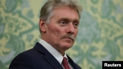 24 січня Пєсков заявив, що «імпульсивні» методи зовнішньої політики президента США не узгоджуються з російськими, і що Кремль розглядає ці методи як такі, що мають на меті змусити інших «зігнутися» перед Трампом