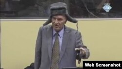 Ратко Младич вскоре после ареста в Гаагском трибунале
