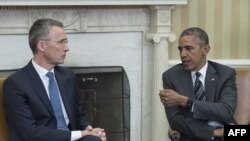 АҚШ президенті Барак Обама (оң жақта) мен НАТО бас хатшысы Йенс Столтенберг Ақ үйде кездесіп отыр. Вашингтон, 26 мамыр 2015 жыл.