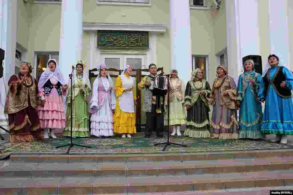 Бишбүләк районының &ldquo;Ак калфак&rdquo; төркеме 