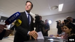 Nizozemski premijer Mark Rutte ubacuje svoj glasački listić na referendumu o Sporazuma o suradnji Ukrajine i EU, 6. travnja 2016.