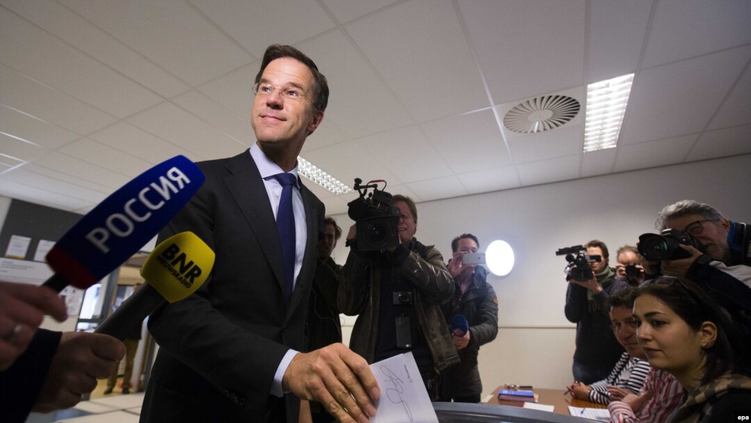 Mark Rutte (solda) səs verir