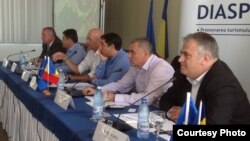 Viorel Badea (primul din dreapta) la o reuniune a diasporei, Mangalia, august 2013.