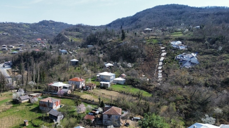 „გავრბოდით და თან ყველაფერი მიწაში ჩადიოდა“: რა ხდება ახლა სოფელ კურსებში