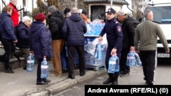 Oamenii stau la rând la Câmpina ca să primească apă potabilă