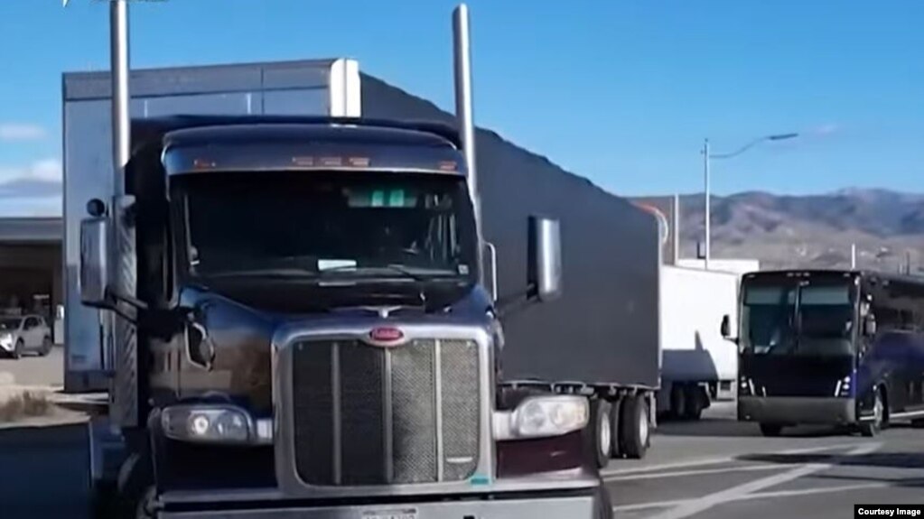 Дар Амрико ҳазорҳо муҳоҷир ҳаққи ронандагии мошинҳои боркашро аз даст медиҳанд