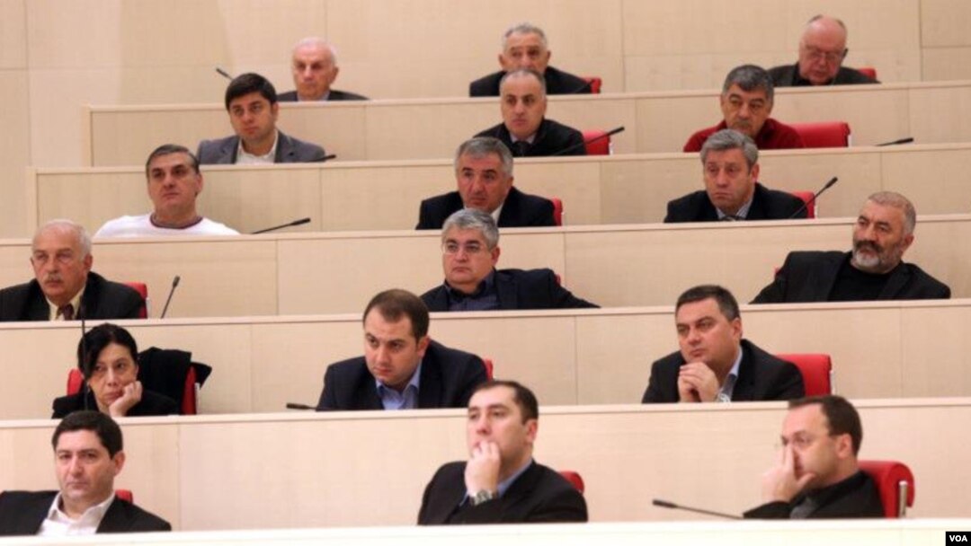 "Мечтатели" согласны простить чиновников низшего и среднего звена, но не политиков более высокого ранга