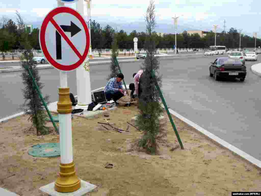 Aşgabadyň Baba Annanow bilen Oguzkent köçesiniň çatrygynda işleýän işçiler.