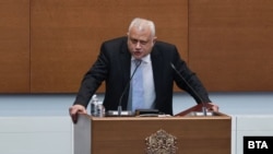 Служебният вътрешен министър Емил Дечев по време на изслушването си в парламента, 25 февруари 2026 г.