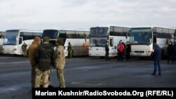 Украинская сторона в ожидании обмена пленными, КПВВ «Майорское», 27 декабря 2017 год