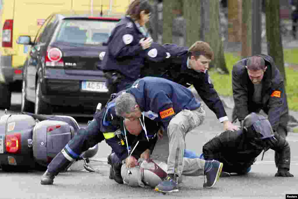 بازداشت دو جوان موتورسوار در نزدیکی محل گروگانگیری در پاریس. 