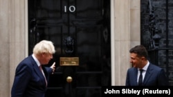 Прем'єр-міністр Великобританії Борис Джонсон (ліворуч) з президентом України Володимиром Зеленським у Лондоні. Великобританія, 8 жовтня 2020 року
