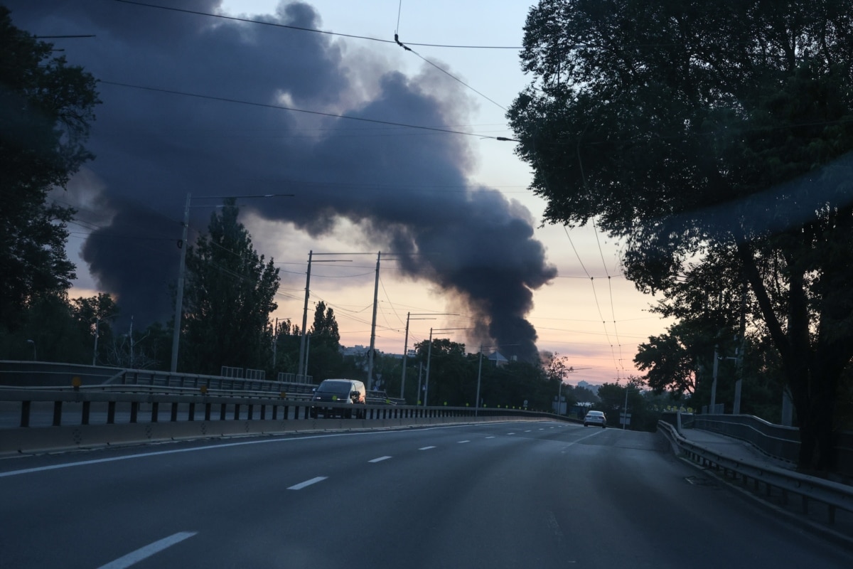 Дим у небі над Києвом після масованої атаки РФ на місто