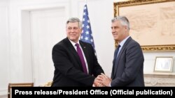 Американскиот амбасадор во Косово Филип Коснет и косовскито претседател Хашим Тачи.