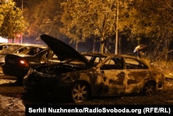 У пологовому будинку в Подільському районі, біля якого впали уламки ракети, пошкоджені вікна та частина фасаду будівлі. На парковці поруч із пологовим сталось загорання автомобілів. Один загиблий неподалік парковки, на тротуарі