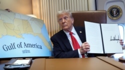 Президент США Дональд Трамп подписывает указ о переименовании Мексиканского залива в Американский залив во время полета над заливом на борту президентского самолета Air Force One. 9 февраля 2025 года
