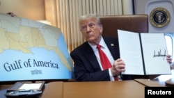 Президент США Дональд Трамп подписывает указ о переименовании Мексиканского залива в Американский залив во время полета над заливом на борту президентского самолета Air Force One. 9 февраля 2025 года