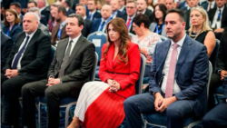 Vršilac dužnosti premijera Albin Kurt (drugi s lijeva)i, vršiteljica dužnosti predsjednika Albulena Haxhiu (u sredini) i vršitelj dužnosti ministra inostranih poslova Glauk Konjufca (desno). (arhivska fotografija)