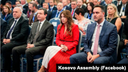 Vršilac dužnosti premijera Albin Kurt (drugi s lijeva)i, vršiteljica dužnosti predsjednika Albulena Haxhiu (u sredini) i vršitelj dužnosti ministra inostranih poslova Glauk Konjufca (desno). (arhivska fotografija)