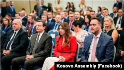 Kryeministri në detyrë, Albin Kurti, ushtruesja e detyrës së presidentit, Albulena Haxhiu, dhe ministri në detyrë i Punëve të Jashtme, Glauk Konjufca. Fotografi nga arkivi. 